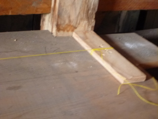 床のもう一方の端にも水糸を巻き付けた合板を固定