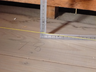 要所で水糸から床までの落差を測る