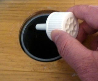 塩ビパイプ用接着剤を排水管の内側に塗布