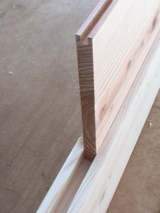 ２×６材の溝に杉板をはめ込んだ状態