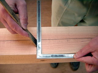 さしがねと墨さしによる、材木への墨付け