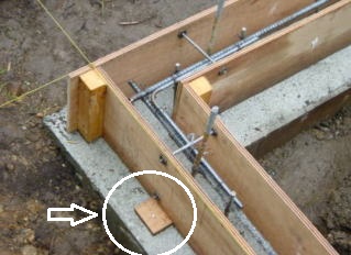 コンパネの切れ端で型枠の下端を固定した例