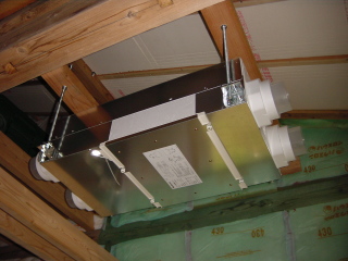 天井から吊り下げて取付けた換気ユニット