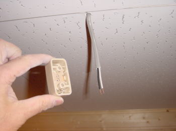天井からぶら下がった電線と、引っ掛けシーリング