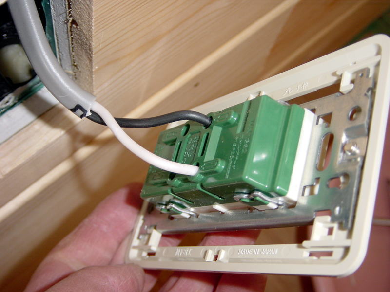屋内配線作業の一例　コンセントに電線を接続