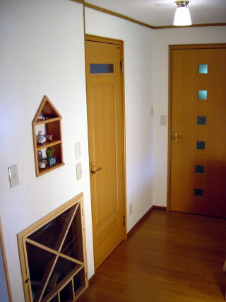 １階トイレ・洗面所付近のドアと、珪藻土壁