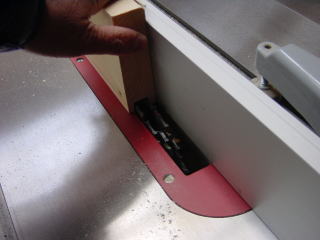 テーブルソーとカッター刃による、扉かまち枠への溝切り