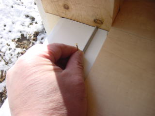 真鍮釘で引き戸レールを固定