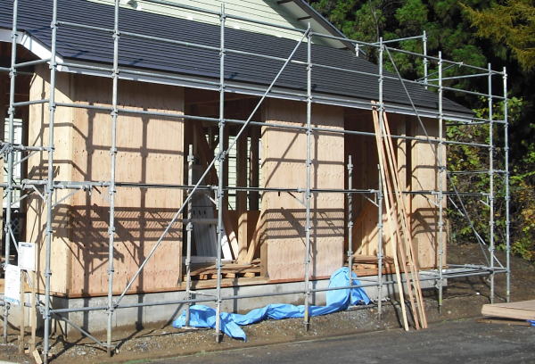 構造用合板を施工中の住宅壁面