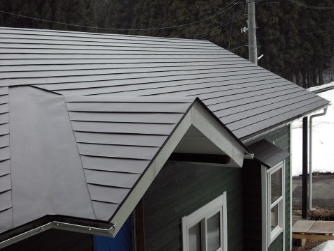 長尺カラー鉄板葺きの屋根