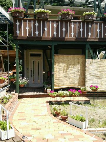完成したベランダ柵と、花壇やアプローチなど、庭の全景