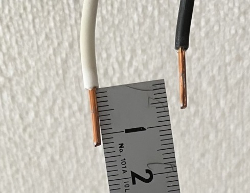 電線の被覆を剥いだ芯線の長さを確認