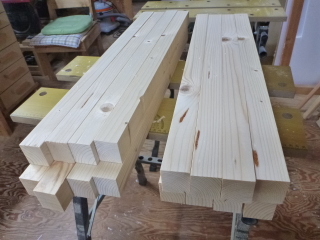 テーブル下部（幕板、柱、ベース）の、加工前の部材