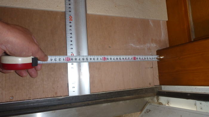 床端部のタイルカット寸法を計測