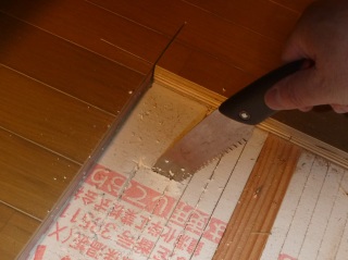 ボード状断熱材を鋸で切る