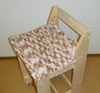 完成した椅子（座布団を乗せた）
