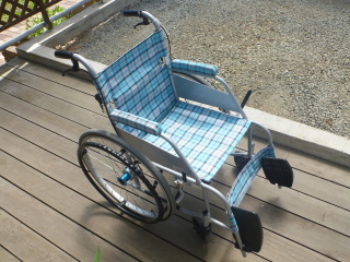開いた状態（使用する状態）の車椅子