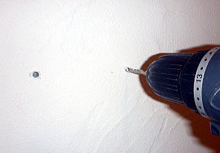 石膏ボードの壁にφ６ｍｍの穴をあける