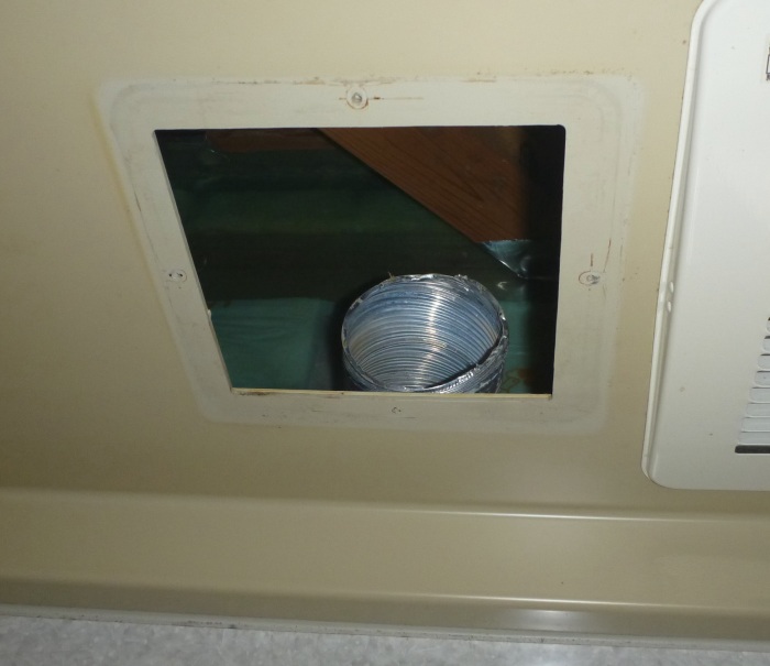 古い換気扇を取り外し、開口部から天井裏が見える