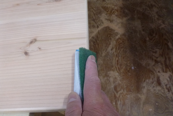 板の木口面をサンディング