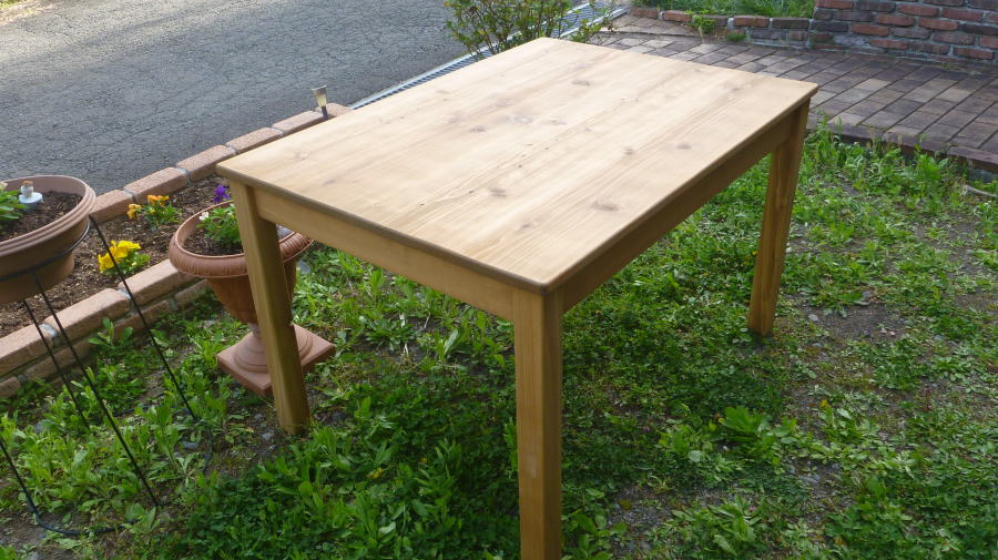 DIYで作った木のテーブル