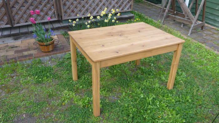 完成した木のテーブル