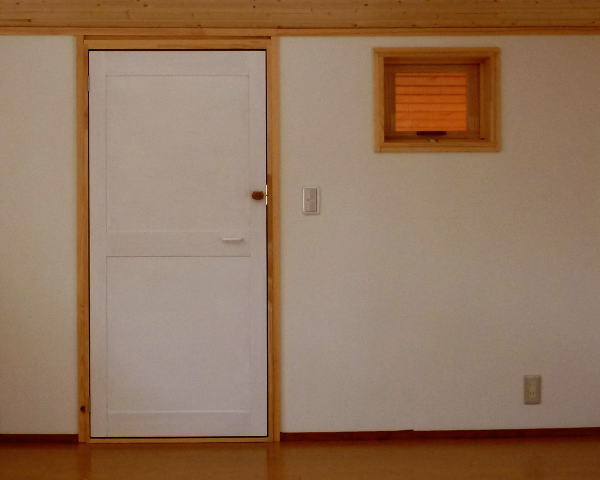 框組みの自作ドアがある自作の部屋