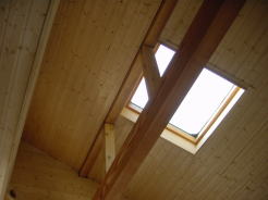 寝室の梁・勾配天井と、トップライト
