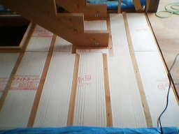 階段製作と床断熱材