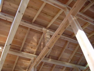 木製物置小屋の天井を見上げる