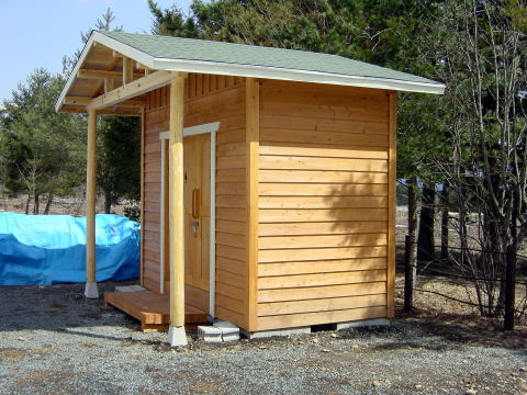 セルフビルドの木製物置小屋