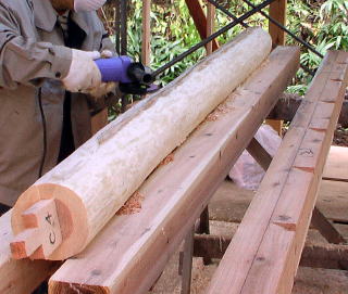 小屋の柱に使う丸太のサンディング