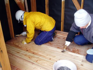 木製物置小屋の床板貼り
