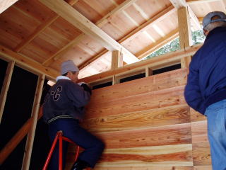 木製物置小屋の内装スギ板貼り